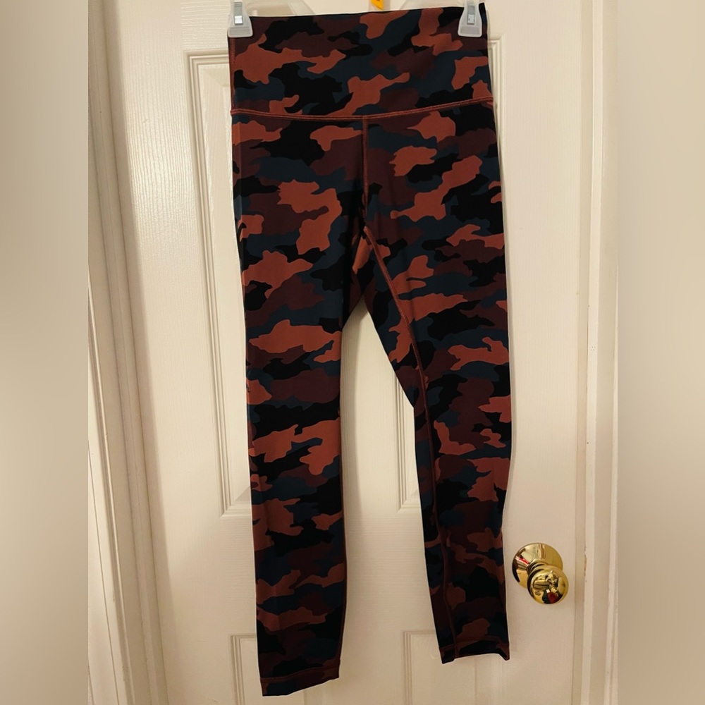 Size 6. Lulu lemon leggings. Wunder under high rise tight. Excellent condition
